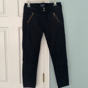 American Eagle black jeans with zipper pockets. Stitching on knees and top back